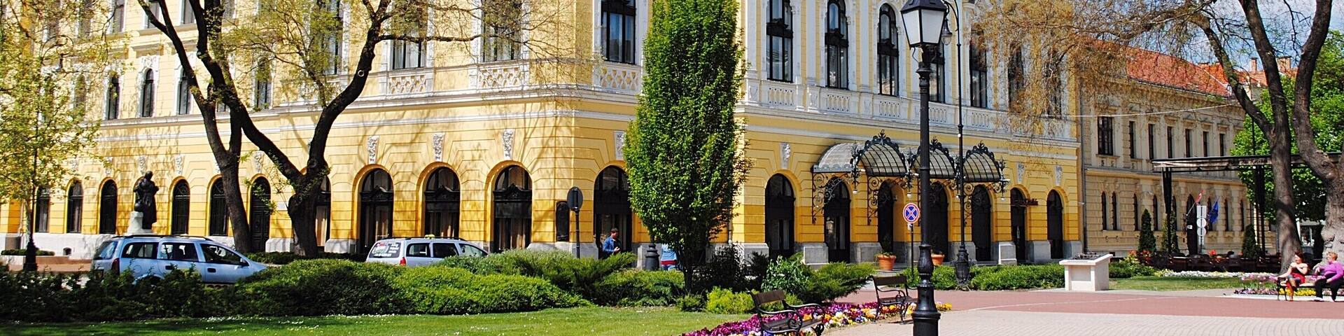 Hungary, this place blew my mind and above all, this small town which is called Hódmezővásárhely. Yes, I know, it's unpronounceable but this town mixes colourful buildings with old retro shops, all in a peacefull enviroment.
#Hungary #colourful