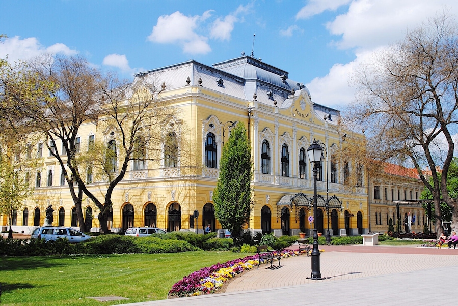 Hungary, this place blew my mind and above all, this small town which is called Hódmezővásárhely. Yes, I know, it's unpronounceable but this town mixes colourful buildings with old retro shops, all in a peacefull enviroment.
#Hungary #colourful