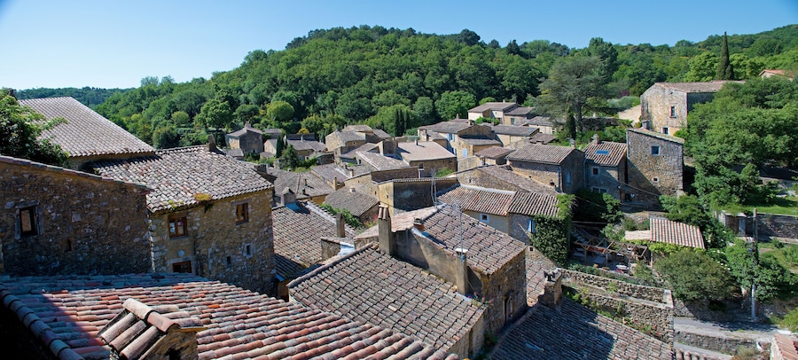Saint-Montan, Dorfansicht über die Dächer von oben, Panorama