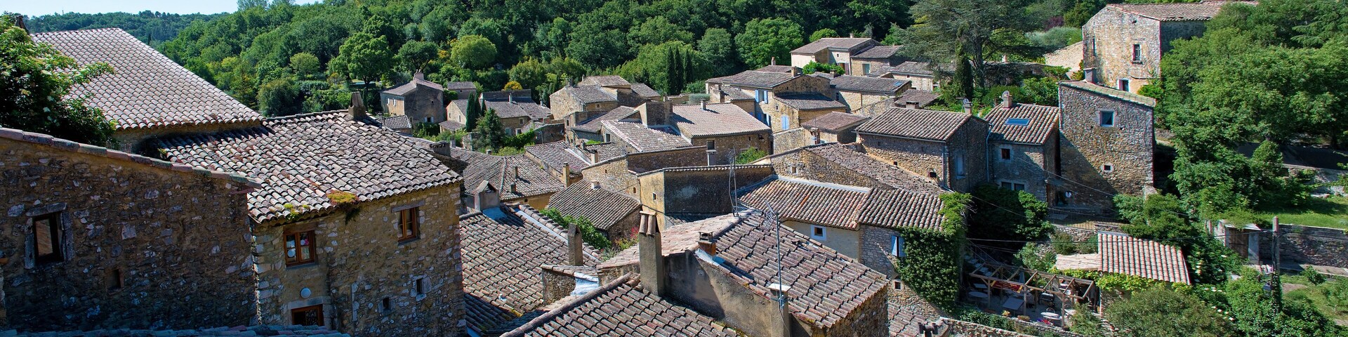 Saint-Montan, Dorfansicht über die Dächer von oben, Panorama