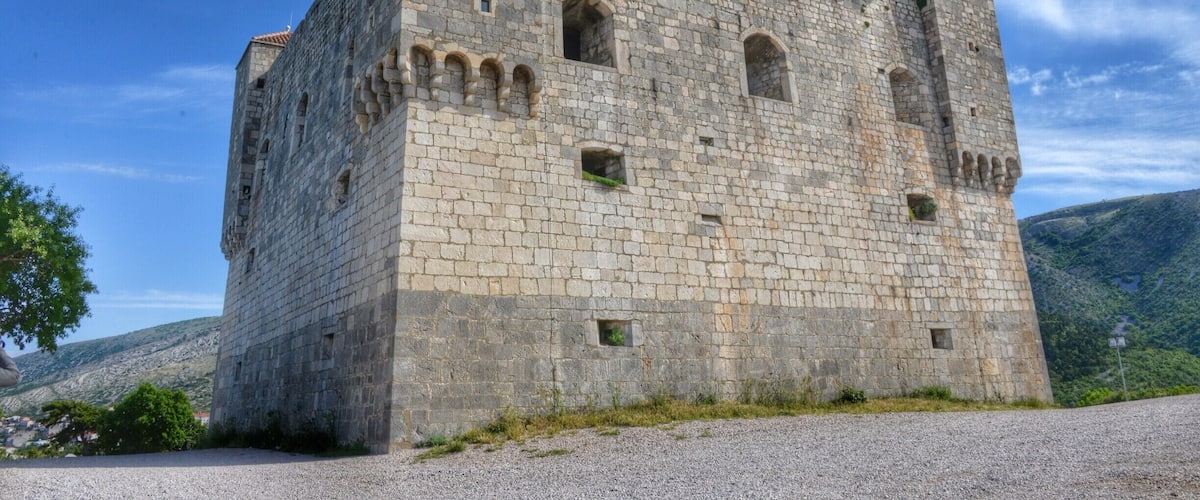 Tale trdnjava na hribčku nad mestom pa kar vabi po obisku in kakšni fotki. Prijeten postanek za kakšne pol ure da si pretegneš noge ... :)
#Senj #Fortress #Croatia #Kvarner #Jadran #Sea #Balkan #Roadtrip