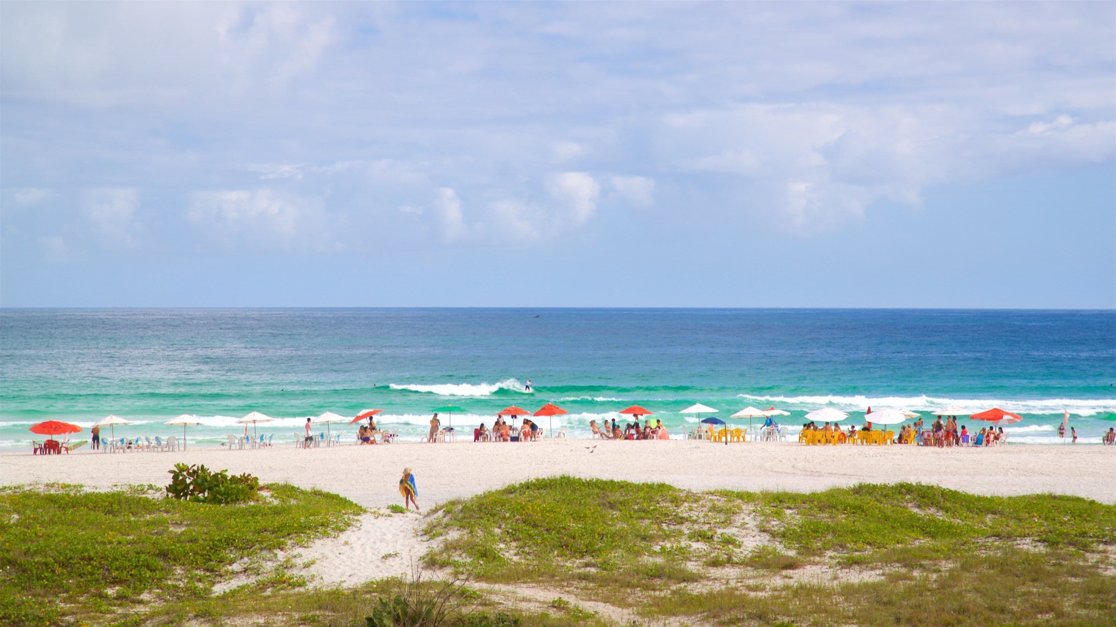 Arraial do Cabo ofreciendo una playa de arena y vistas generales de la costa