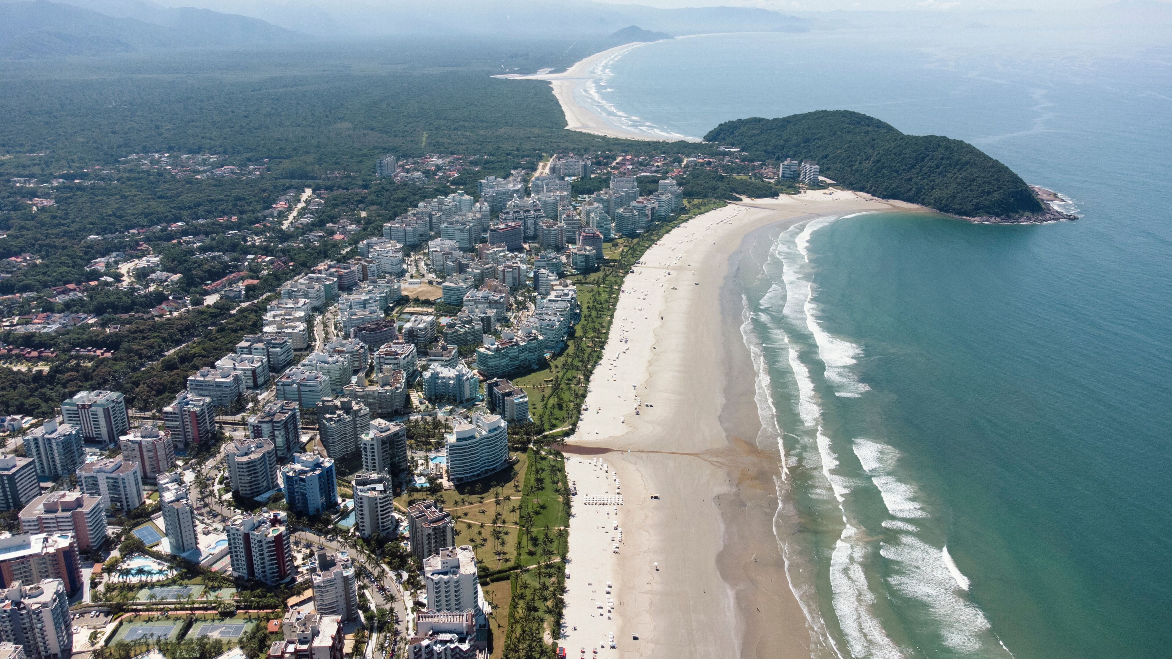 Visão aérea da orla da praia de Riviera de São Lourenço em Bertioga em São Paulo Brasil captada do alto por um drone em 2023. 