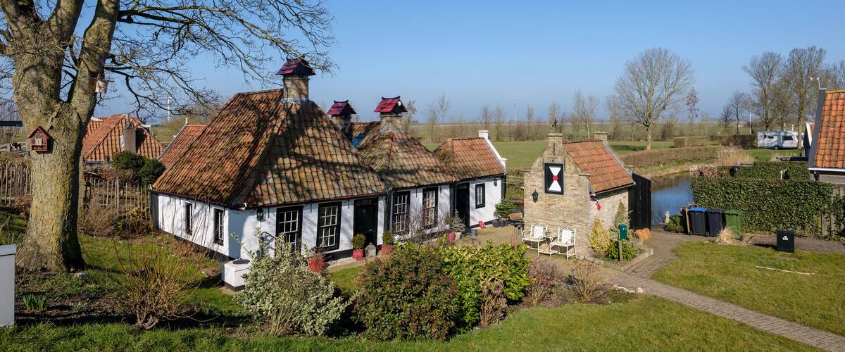 Historisch vissershuisje in Workum, Friesland, het linker oudste gedeelte stamt uit 1740 het daarnaast gelegen pand uit 1800 || Historic fisherman's house in Workum, Friesland, the oldest part on the