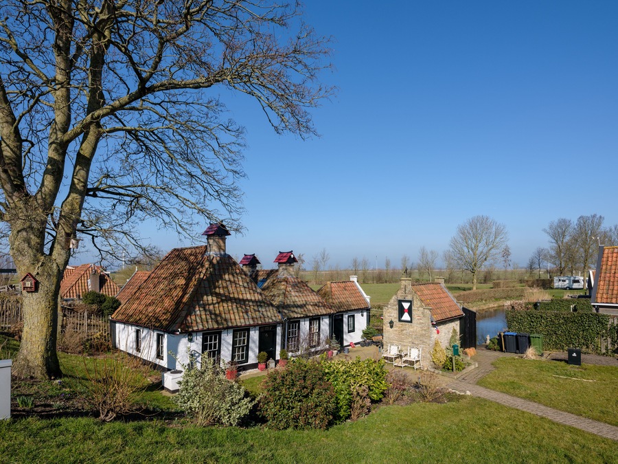 Historisch vissershuisje in Workum, Friesland, het linker oudste gedeelte stamt uit 1740 het daarnaast gelegen pand uit 1800 || Historic fisherman's house in Workum, Friesland, the oldest part on the