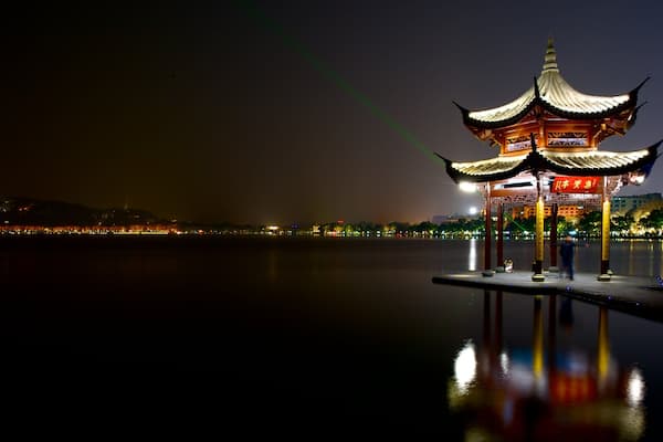 Westsee mit einem bei Nacht und Fluss oder Bach