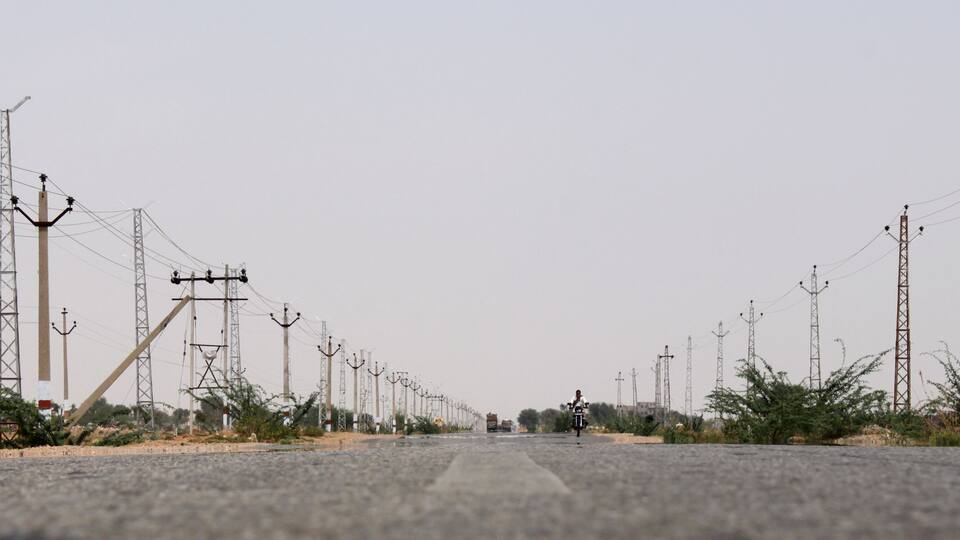 Hitzeflimmern auf der schnurgeraden Landstraße zwischen Bikaner und Jaisalmer, Rajasthan, Indien