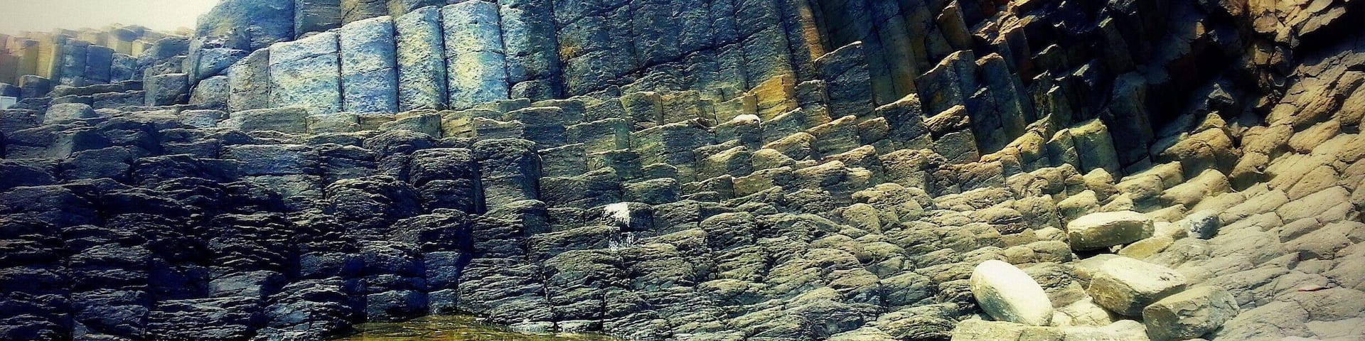 Gành Đá Dĩa is the beautiful and very magnificent place in Vietnam!!!!
From Tuy Hoa city, along 1A Highway in the North about 30 kilometers, the visitors just turn right forward the east direction approx 12 kilometers to come Đá Dĩa whirlpool. This famous destination is located peacefully in the seashore of An Ninh Dong Commune, Tuy An District, Phu Yen Province.
There are only four places like that over the world, namely Giant’s Causeway rocky mountain in North- east Ireland seashore, Organos whirlpool in La Gomera – a famous island in Spain, Fingal cave in Staffa island , Scotland and finally Jeju island, Korea.