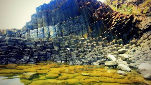 Gành Đá Dĩa is the beautiful and very magnificent place in Vietnam!!!!
From Tuy Hoa city, along 1A Highway in the North about 30 kilometers, the visitors just turn right forward the east direction approx 12 kilometers to come Đá Dĩa whirlpool. This famous destination is located peacefully in the seashore of An Ninh Dong Commune, Tuy An District, Phu Yen Province.
There are only four places like that over the world, namely Giant’s Causeway rocky mountain in North- east Ireland seashore, Organos whirlpool in La Gomera – a famous island in Spain, Fingal cave in Staffa island , Scotland and finally Jeju island, Korea.