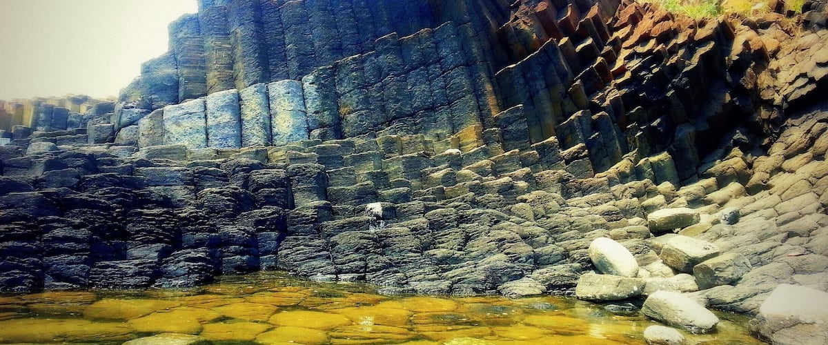 Gành Đá Dĩa is the beautiful and very magnificent place in Vietnam!!!!
From Tuy Hoa city, along 1A Highway in the North about 30 kilometers, the visitors just turn right forward the east direction approx 12 kilometers to come Đá Dĩa whirlpool. This famous destination is located peacefully in the seashore of An Ninh Dong Commune, Tuy An District, Phu Yen Province.
There are only four places like that over the world, namely Giant’s Causeway rocky mountain in North- east Ireland seashore, Organos whirlpool in La Gomera – a famous island in Spain, Fingal cave in Staffa island , Scotland and finally Jeju island, Korea.