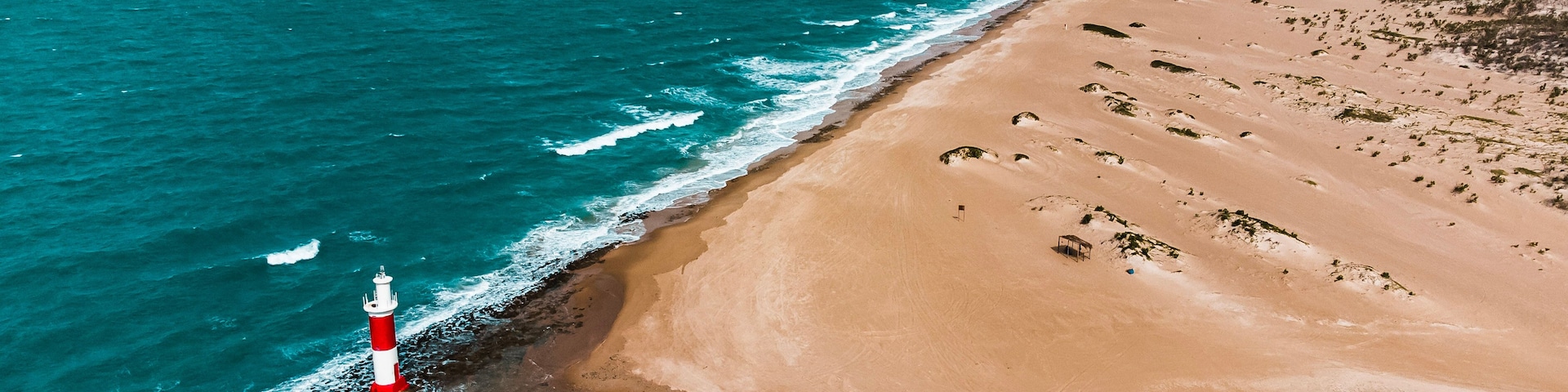 Praia Península Galinhos Paisagem Rio Grande do Norte Farol Barcos Dunas Salinas Manguezais Ilhas Praias Rio Areia Mar Oceano Água Drone Aéreo Paradisíaco Viagem Turismo Turístico Nordeste Brasil