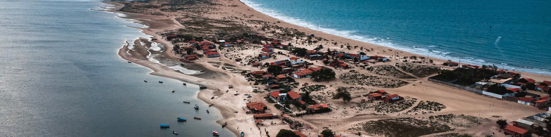 Praia Península Galinhos Paisagem Rio Grande do Norte Farol Barcos Dunas Salinas Manguezais Ilhas Praias Rio Areia Mar Oceano Água Drone Aéreo Paradisíaco Viagem Turismo Turístico Nordeste Brasil