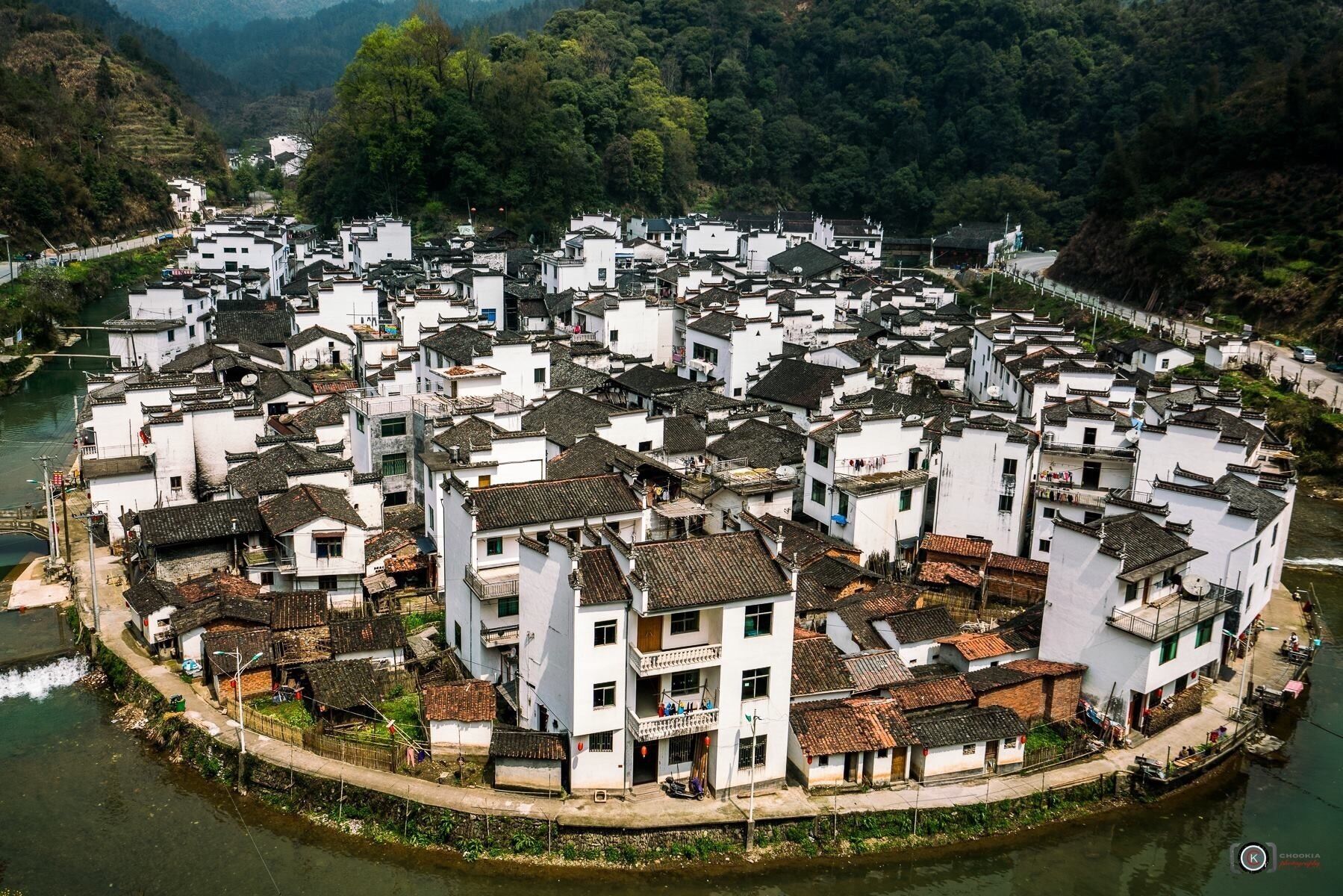 The Most Round Village In The World II  JuJing 菊徑 -China 
"人生過客匆匆，相機抓住每個剎那，與我擦肩而過的人和事"
