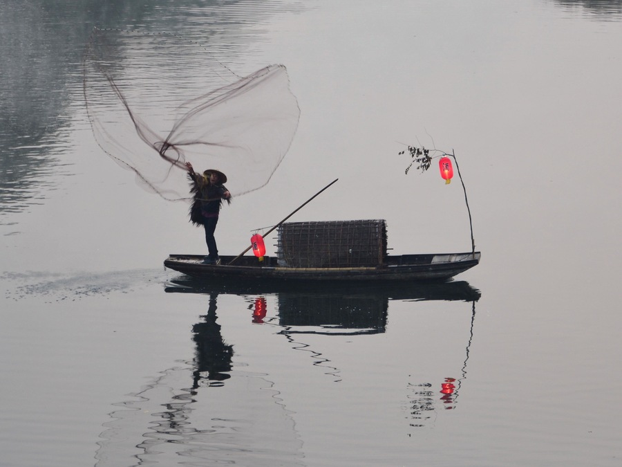 Woke up at 5am in the morning, 1/2 drive to this fishing village, in time for the fisherman to perform the fish net casting techniques.