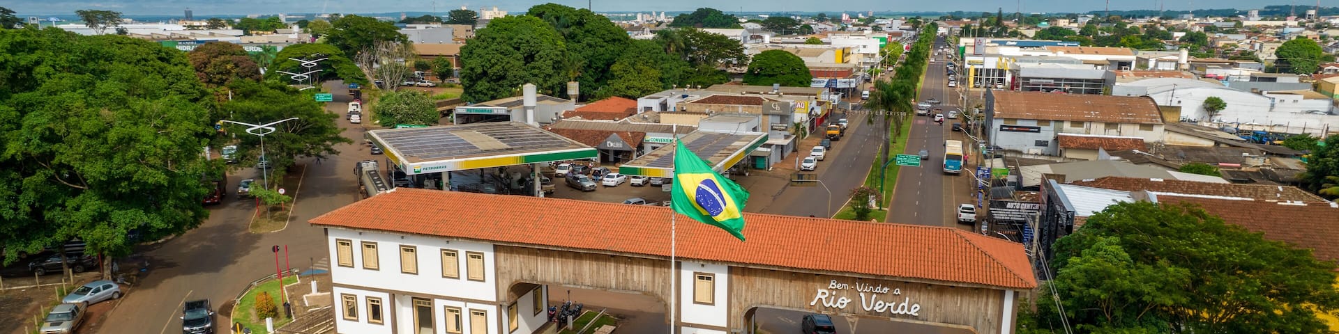 Portal da cidade de Rio Verde em Goias com a bandeira do Brasil tremulando