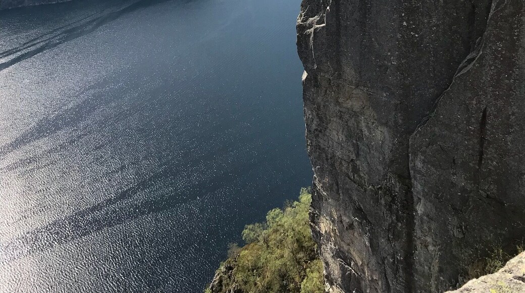 Great trek up to Pulpit rock with great views along the way! Wow what a view! Wow what a drop 😋