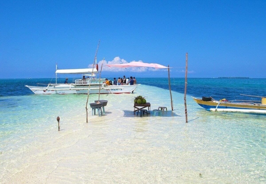 Virgin Island in bohol is one of the best sand bar ive ever seen, Worthwhile experience. The sandbar is good for taking photos. Please bring extra money to buy from the locals who sell refreshments (coconut juice) and pearls .
#beachtips
#BVSBlue
#beachlover
#virginislandbohol