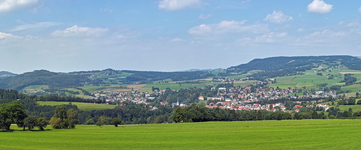 Gersfeld from (Rhön) from Rodenbach knoll (680 m). Gersfeld is located at about 400 meters above sea level and is a recognized health resort and Kneipp spa town in the middle of the Hessian Rhön. At top center is the Wasserkuppe with radome, with an altitude of 950 meters the highest mountain in the Rhön. Top left of the 705-meter high Wachtküppel. Right above the 926 meter high Heidelstein.