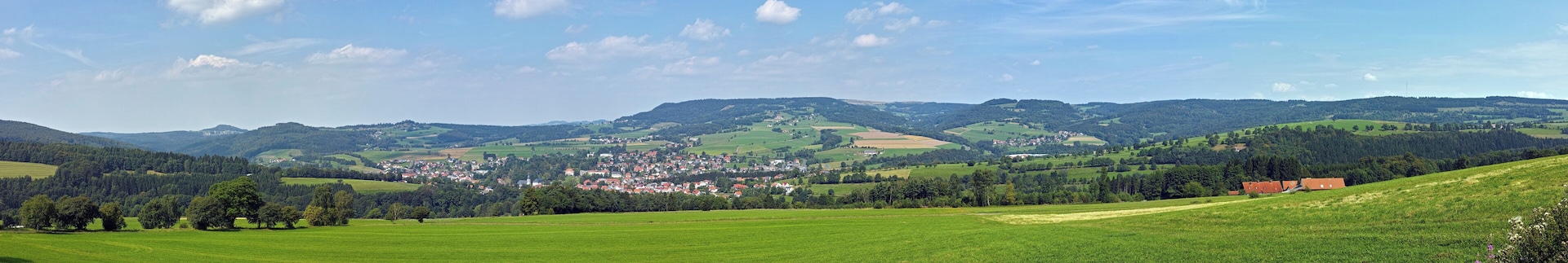 Gersfeld from (Rhön) from Rodenbach knoll (680 m). Gersfeld is located at about 400 meters above sea level and is a recognized health resort and Kneipp spa town in the middle of the Hessian Rhön. At top center is the Wasserkuppe with radome, with an altitude of 950 meters the highest mountain in the Rhön. Top left of the 705-meter high Wachtküppel. Right above the 926 meter high Heidelstein.