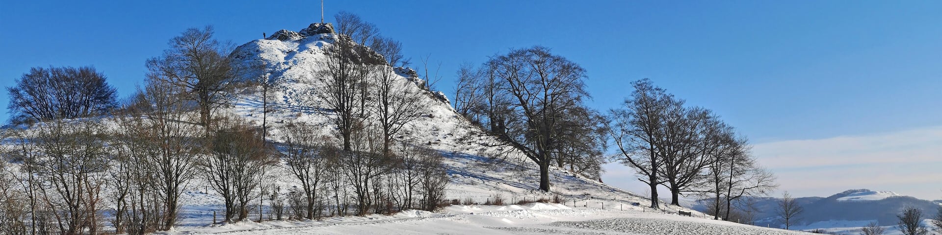 Der Wachtküppel ist ein 705 m hoher Berg in der Rhön. Gersfeld liegt etwa 3 km südöstlich vom Wachtküppel. Im Hintergrund rechts sieht man den 843 m hohen Simmelsberg.