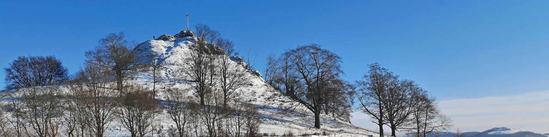 Der Wachtküppel ist ein 705 m hoher Berg in der Rhön. Gersfeld liegt etwa 3 km südöstlich vom Wachtküppel. Im Hintergrund rechts sieht man den 843 m hohen Simmelsberg.