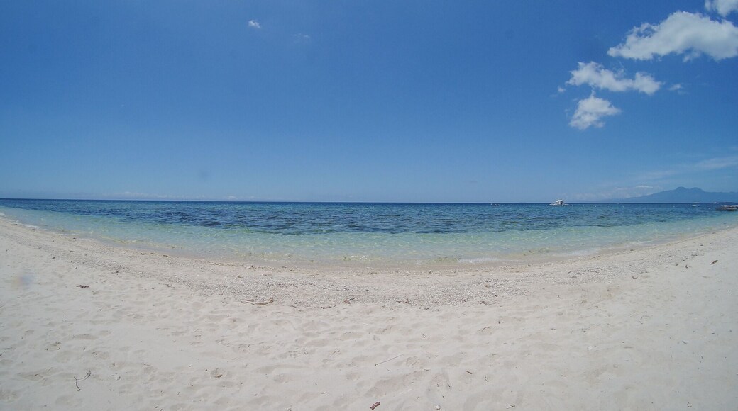 View from Tubod Beach at Coco Grove. Can see Dumaguete in the distance (Right Side)
#tubodbeach #siquijor #whitesand
#cocogrove