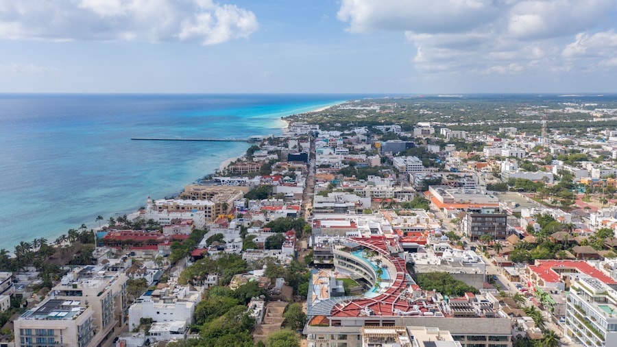 Espectacular vista aérea de Playa del Carmen y la Quinta Avenida, el corredor turístico peatonal característico de la ciudad.