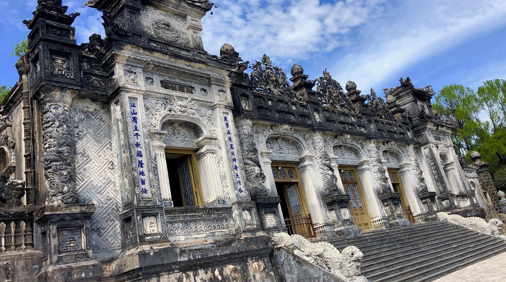 The building of the tomb
