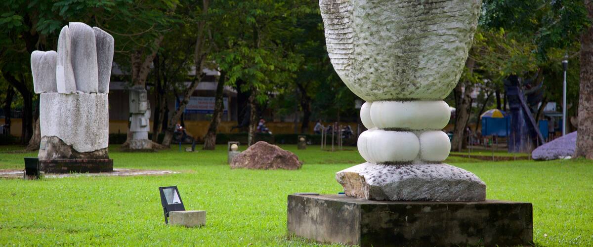 Hue showing a statue or sculpture and a park