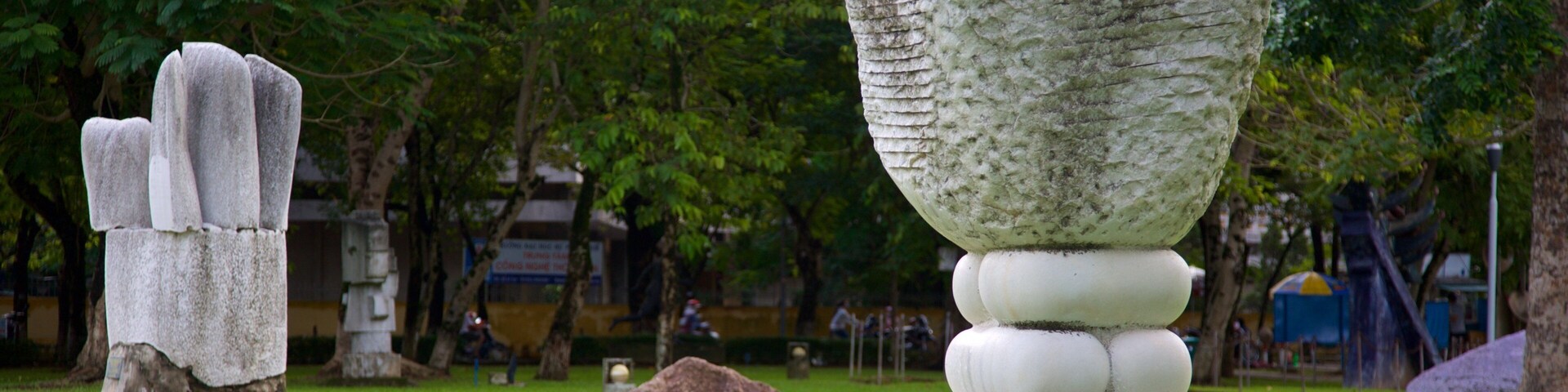 Hue caracterizando um parque e uma estátua ou escultura