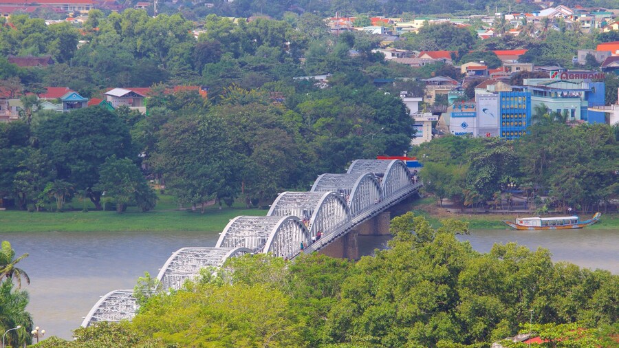 Huế que incluye un río o arroyo, un puente y una ciudad