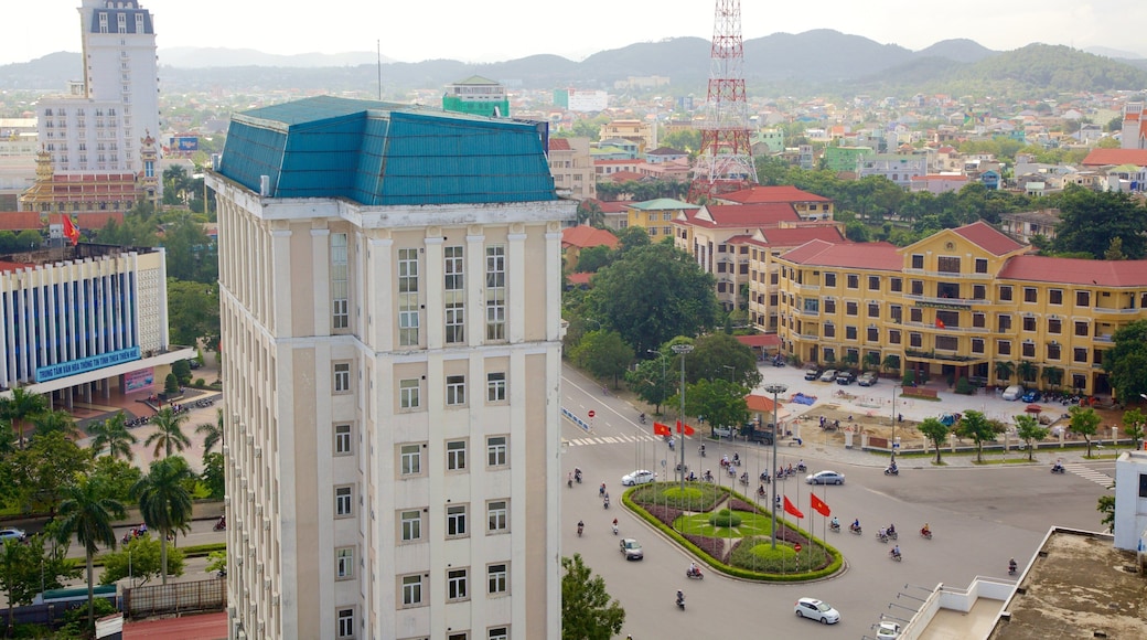 Stadscentrum toont straten, historische architectuur en een stad