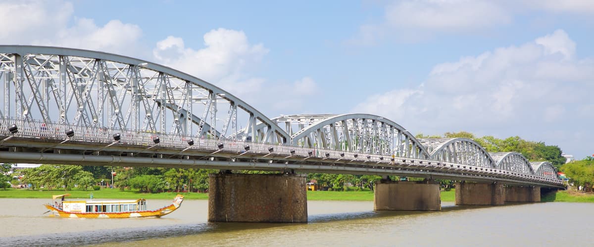 Puente Thanh Toan mostrando un puente, un río o arroyo y embarcaciones