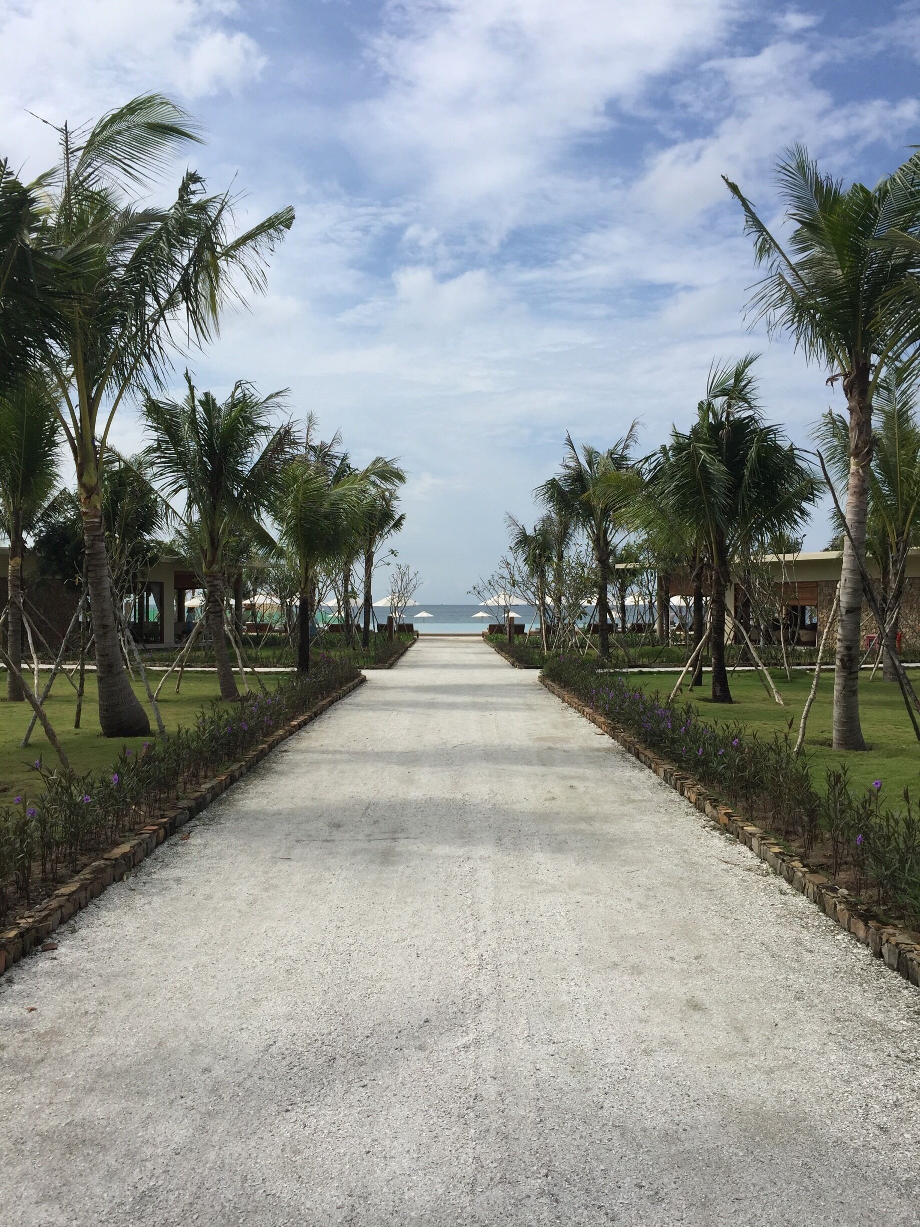 Quiet resort with an infinity pool overlooking the ocean