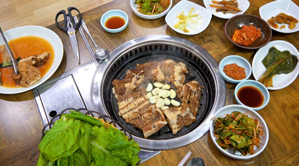 Geoje showing food and dining out