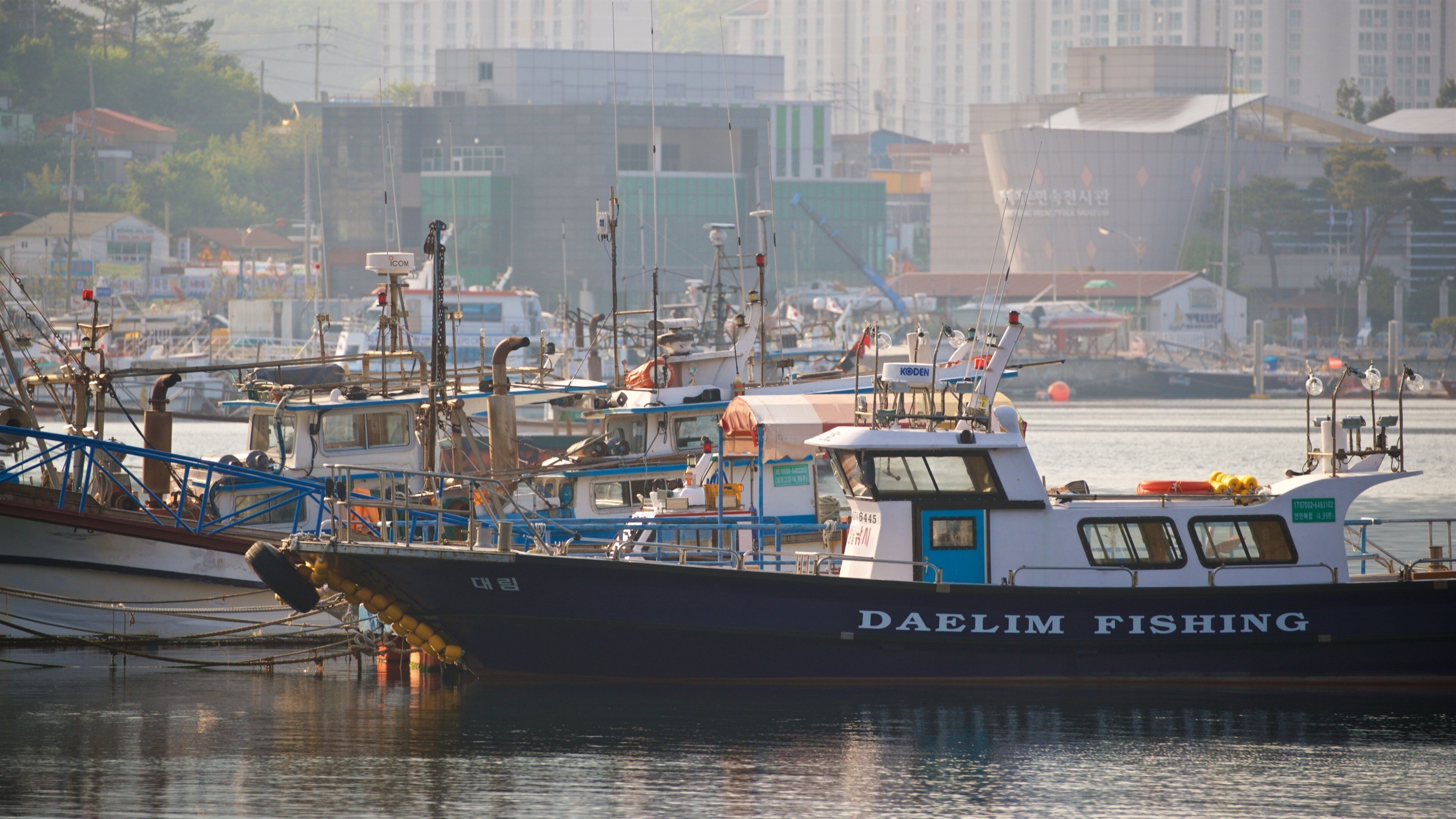 Geoje which includes a bay or harbor