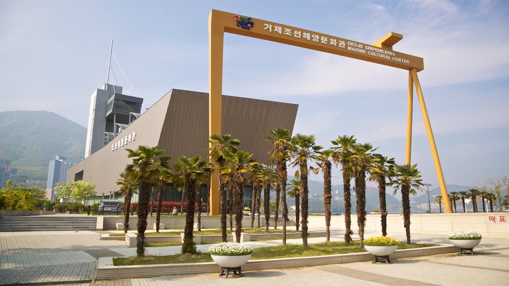 A modern building with a large sign reading "GEOJE Shipbuilding Marine Cultural Center".