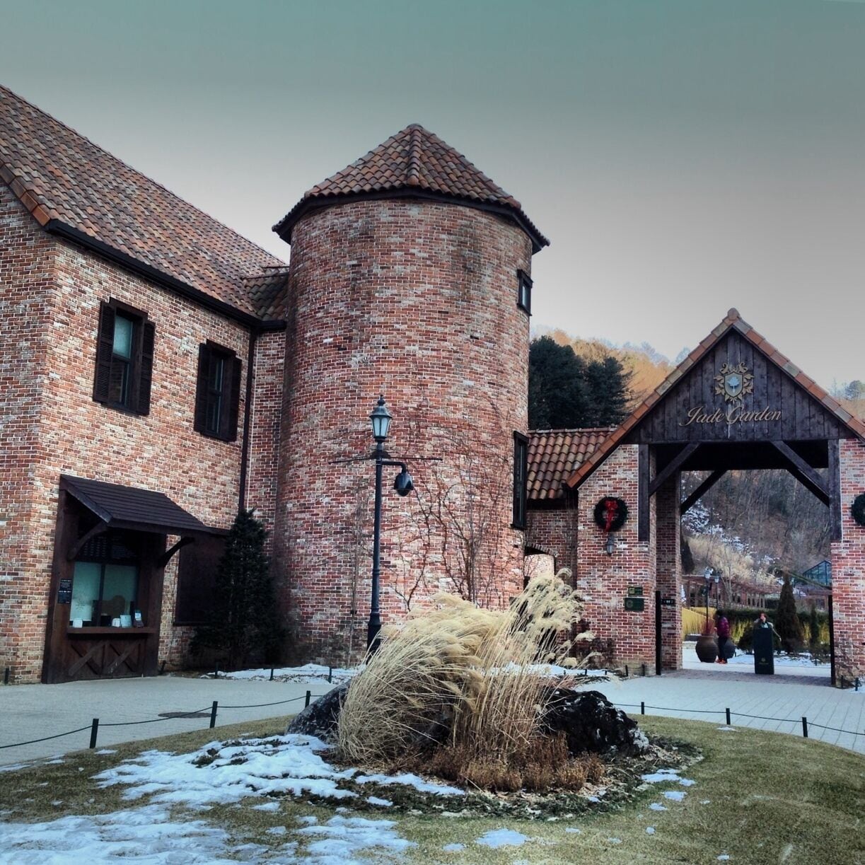 Take a visit to this garden if you are a fan to the drama "That Winter the Wind Blows". Picture shows the mansion featured in the drama. 