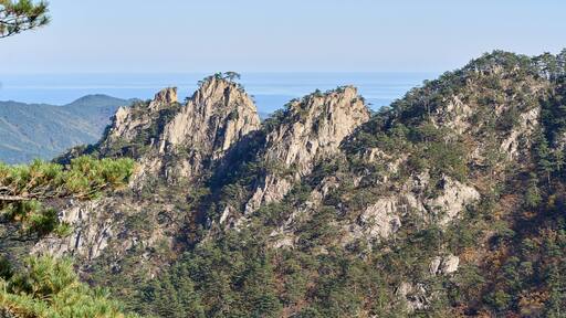 Mountains in Seoraksan National Park, Taebaek mountain range, Gangwon Province, eastern South Korea. It is located near the city of Sokcho.