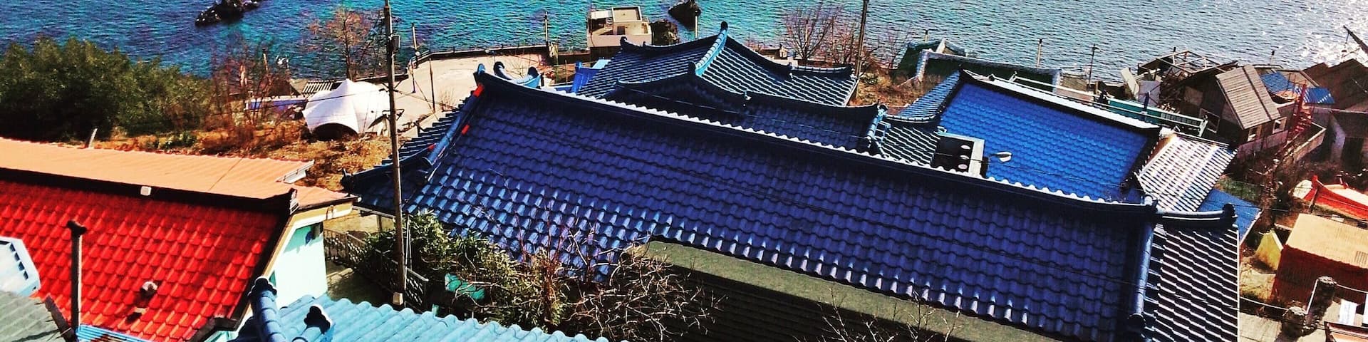 Blue roofs, Blue ocean
