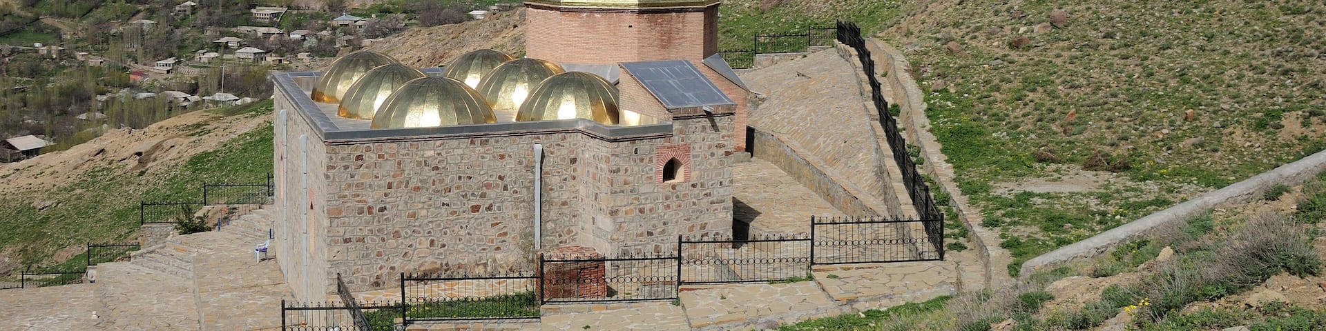 Elince Madrasa is located on Nakhchivan Culfa road. The madrasa was built in the 13th century. There is Elince Castle on the back mountain.