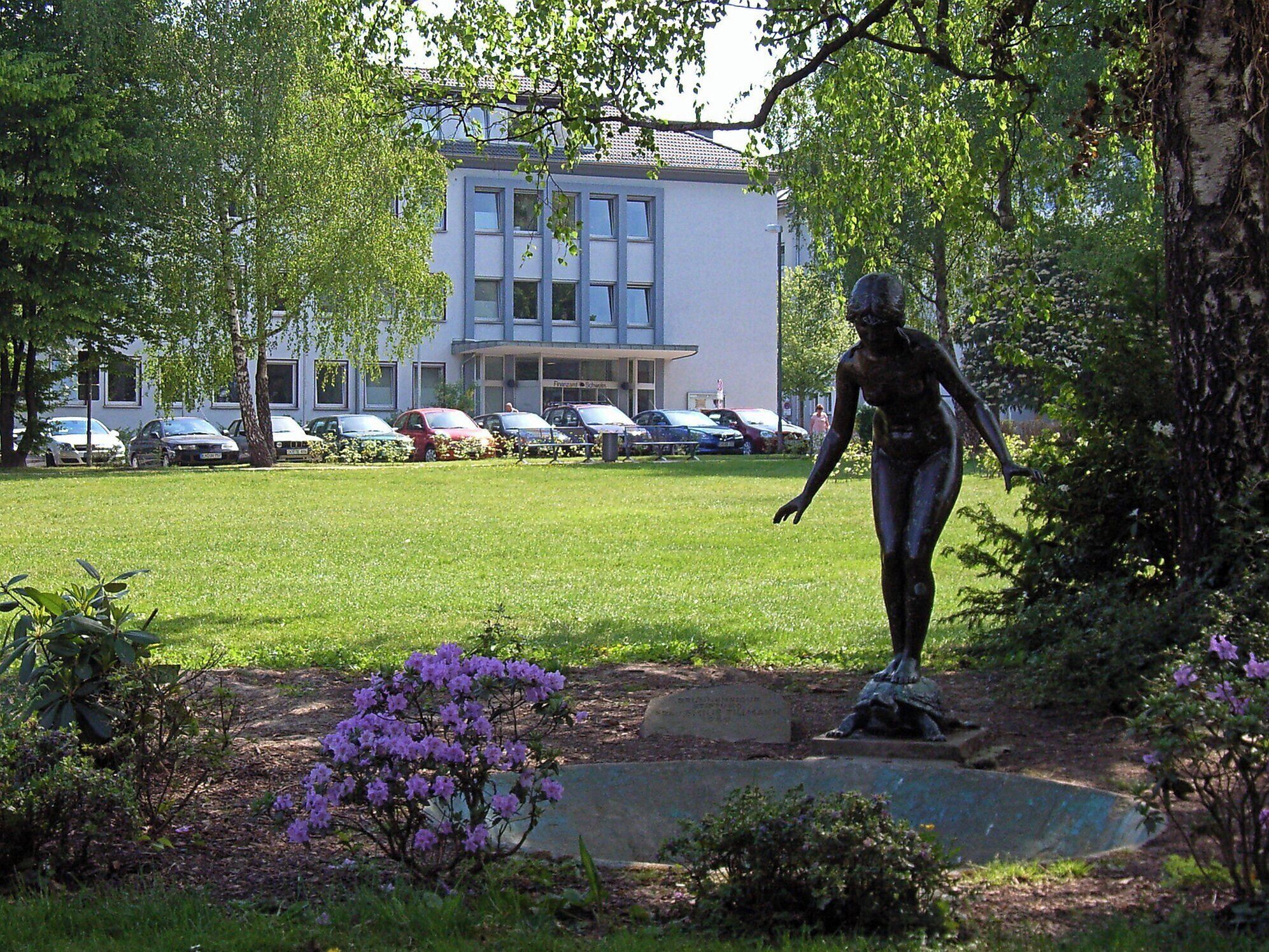 Park am Bahnhof in Schwelm (NRW, Deutschland) mit Finanzamt im Hintergrund