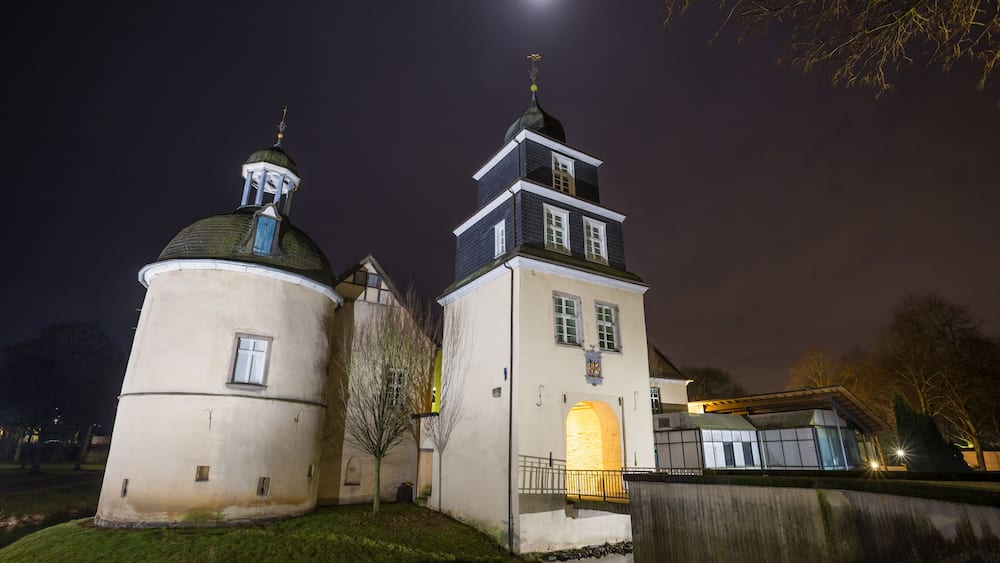Une église historique dotée d’un dôme et d’un clocher, illuminée la nuit.