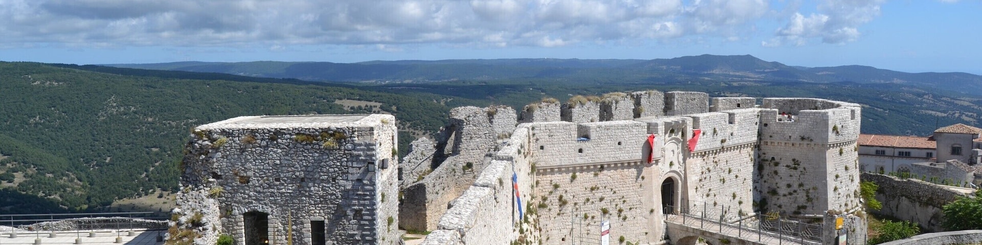 Part of the bastions of Monte Sant' Angelo castle overlooking the slopes of Monte Gargano.
#unesco #unescoheritagesite #montesantangelo #italy #apulia #southernitaly #architecture