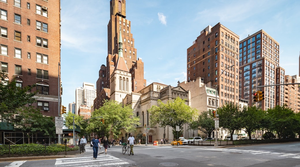 Murray Hill showing a city and street scenes