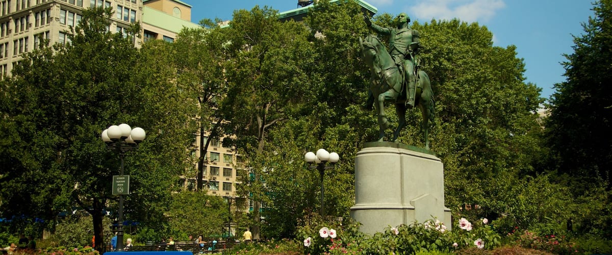 Union Square ofreciendo una ciudad, un parque o plaza y un monumento