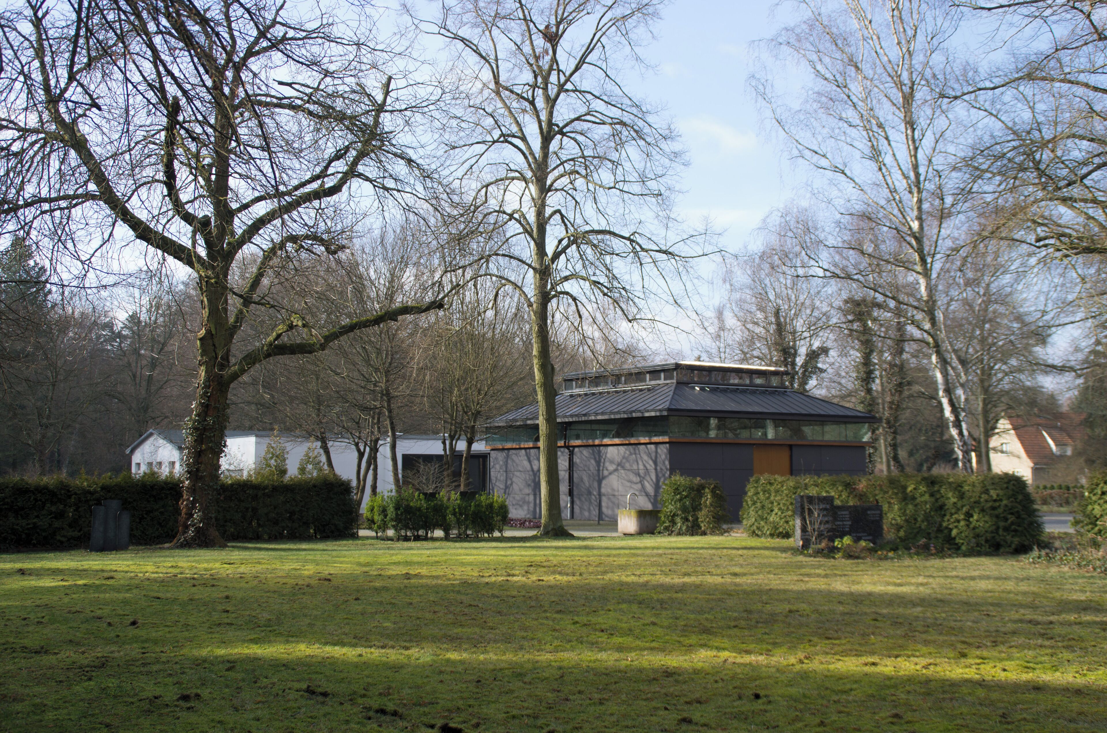 Berlin, Ortsteil Grünau. Die Verwaltung und die Kapelle des Friedhofes.