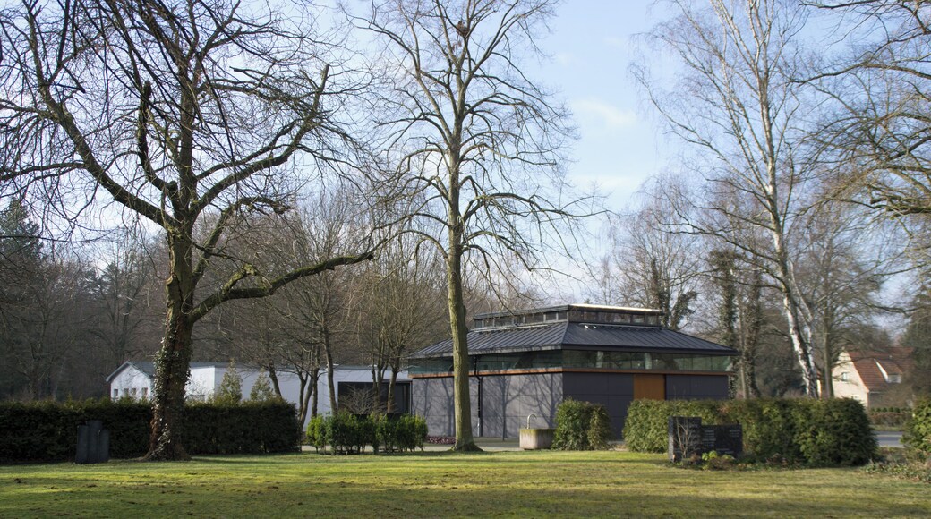 Berlin, Ortsteil Grünau. Die Verwaltung und die Kapelle des Friedhofes.