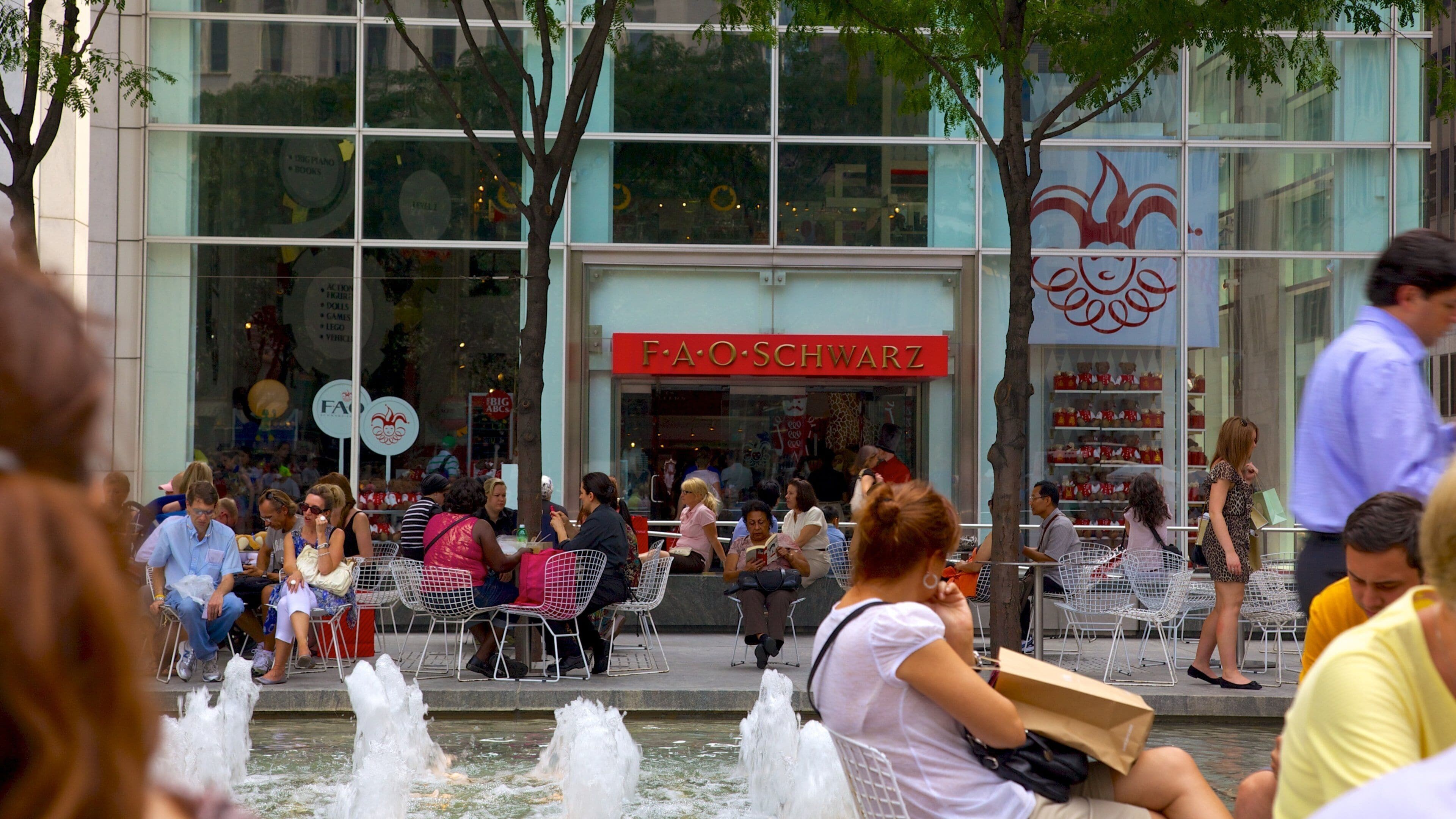 5th Avenue which includes a fountain, outdoor eating and signage