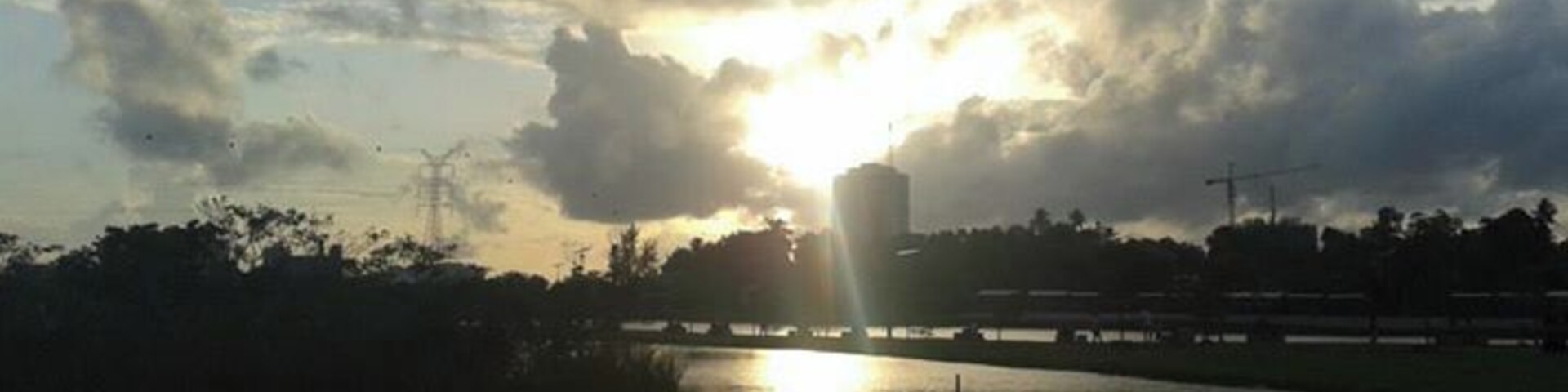 Originally a Golf Course, Waters Edge is a Hotel that has a sprawling lawn to host any type of outdoor event.
The hotel also has an Italian and Japanese Restaurant, a drive-thru Bakery and a Bar to chill out.
#WatersEdge #Battaramulla #SriLanka #DineOut #WaterFront